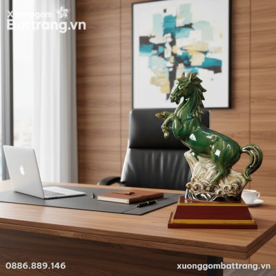 Tượng Mã Đáo Thành Công xanh ngọc lục đặt trên ...